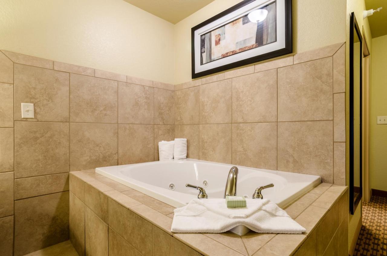 Cobblestone Inn & Suites Cambridge Bagian luar foto